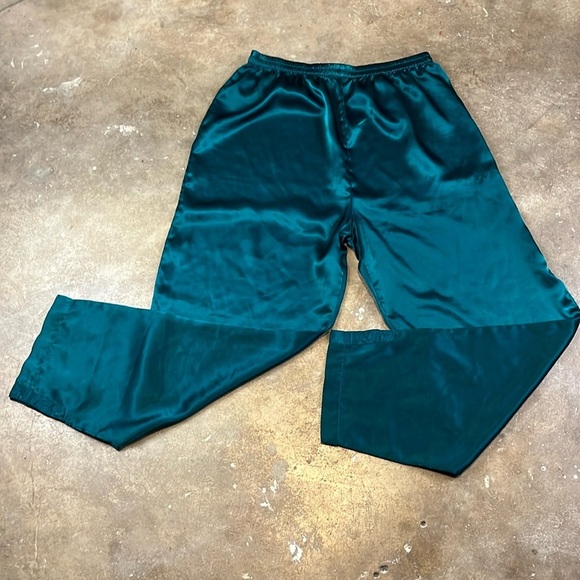 Vintage Victoria’s Secret Gold Label Pajama Pants in emerald green
Size: Medium - Picture 7 of 7